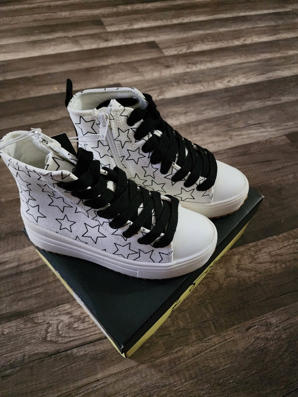 Art Class Kids High-Top Star Print Sneakers in White and Black